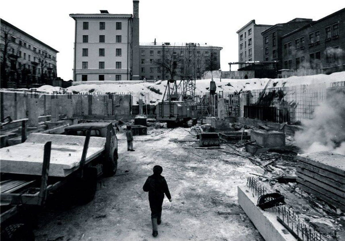 Многие из нас не застали Владимир на этапе его становления. Но это не значит, что прошлое стерто. Умело управляет лентой таймлайна автор тг-канала «Фотохроника Владимира» Андрей Кормин. В архиве его сообщества «Ключ-Медиа» нашел запечатленные на пленку моменты рождения важных городских объектов.