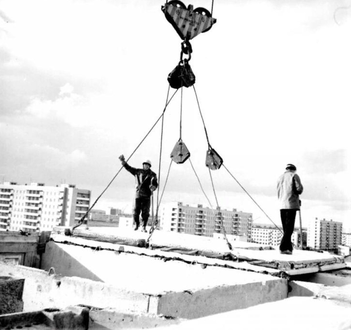 Многие из нас не застали Владимир на этапе его становления. Но это не значит, что прошлое стерто. Умело управляет лентой таймлайна автор тг-канала «Фотохроника Владимира» Андрей Кормин. В архиве его сообщества «Ключ-Медиа» нашел запечатленные на пленку моменты рождения важных городских объектов.