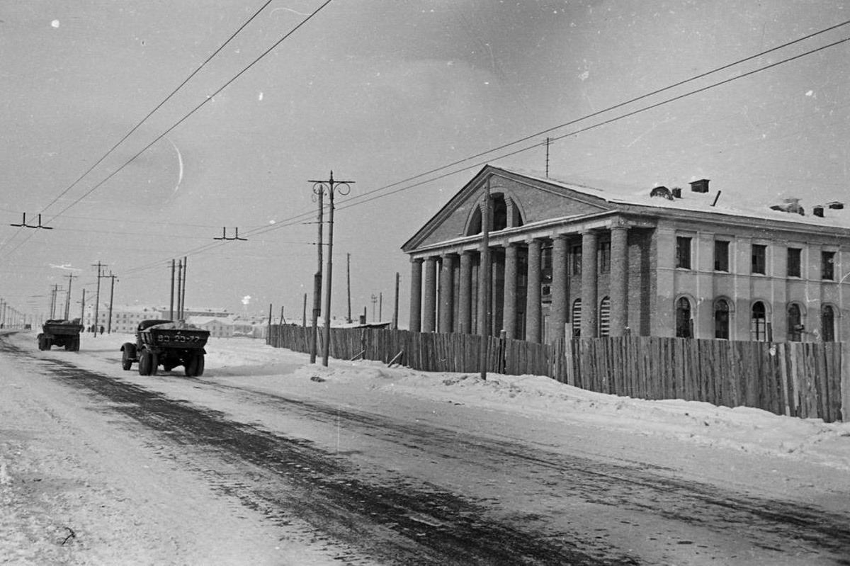Многие из нас не застали Владимир на этапе его становления. Но это не значит, что прошлое стерто. Умело управляет лентой таймлайна автор тг-канала «Фотохроника Владимира» Андрей Кормин. В архиве его сообщества «Ключ-Медиа» нашел запечатленные на пленку моменты рождения важных городских объектов.