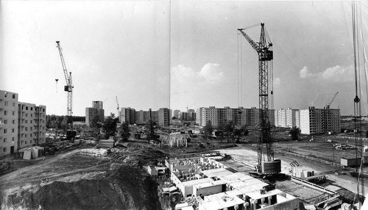 Многие из нас не застали Владимир на этапе его становления. Но это не значит, что прошлое стерто. Умело управляет лентой таймлайна автор тг-канала «Фотохроника Владимира» Андрей Кормин. В архиве его сообщества «Ключ-Медиа» нашел запечатленные на пленку моменты рождения важных городских объектов.