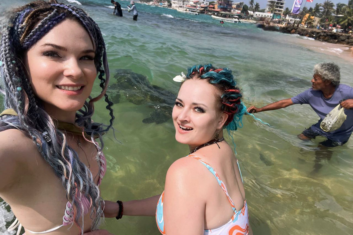 Юлия Покачалова привыкла к свету софитов, съемочным площадкам и плотному концертному графику. Но иногда даже самым активным девушкам стоит нажать на кнопку «Пауза». Поэтому в компании подруги Ольги она отправилась на Шри-Ланку. О том, каково петь русские народные песни в доме ланкийского водителя и почему на острове легко почувствовать себя отпущенной на волю птицей — в нашем материале.