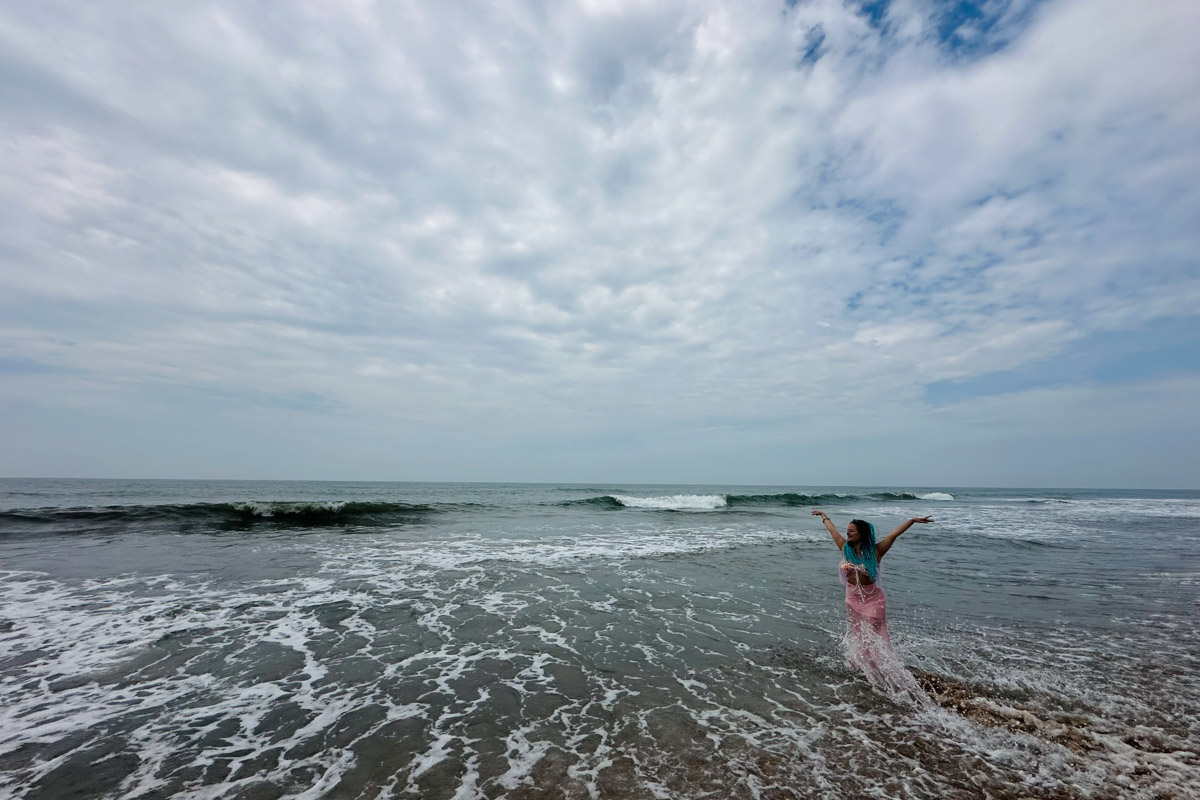 Юлия Покачалова привыкла к свету софитов, съемочным площадкам и плотному концертному графику. Но иногда даже самым активным девушкам стоит нажать на кнопку «Пауза». Поэтому в компании подруги Ольги она отправилась на Шри-Ланку. О том, каково петь русские народные песни в доме ланкийского водителя и почему на острове легко почувствовать себя отпущенной на волю птицей — в нашем материале.