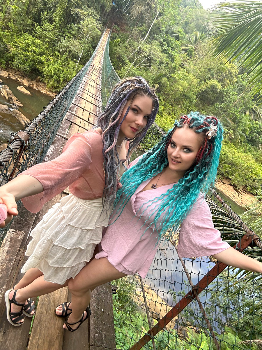 Юлия Покачалова привыкла к свету софитов, съемочным площадкам и плотному концертному графику. Но иногда даже самым активным девушкам стоит нажать на кнопку «Пауза». Поэтому в компании подруги Ольги она отправилась на Шри-Ланку. О том, каково петь русские народные песни в доме ланкийского водителя и почему на острове легко почувствовать себя отпущенной на волю птицей — в нашем материале.