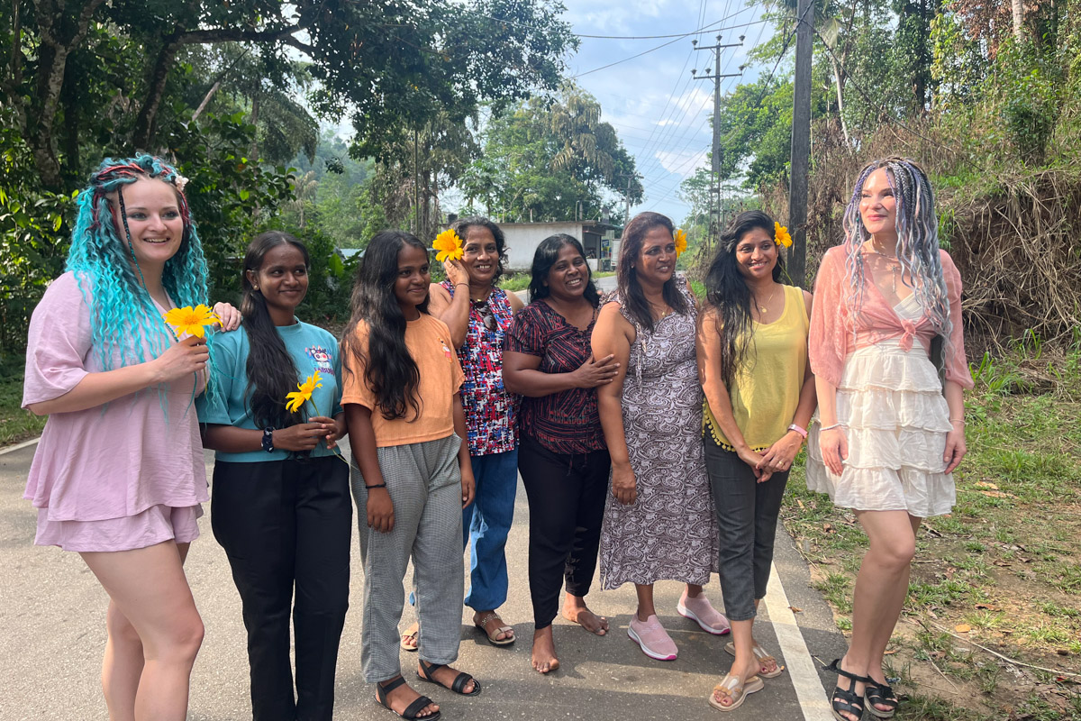 Юлия Покачалова привыкла к свету софитов, съемочным площадкам и плотному концертному графику. Но иногда даже самым активным девушкам стоит нажать на кнопку «Пауза». Поэтому в компании подруги Ольги она отправилась на Шри-Ланку. О том, каково петь русские народные песни в доме ланкийского водителя и почему на острове легко почувствовать себя отпущенной на волю птицей — в нашем материале.