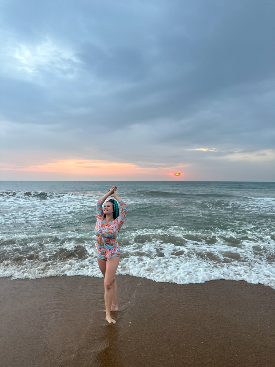 Юлия Покачалова привыкла к свету софитов, съемочным площадкам и плотному концертному графику. Но иногда даже самым активным девушкам стоит нажать на кнопку «Пауза». Поэтому в компании подруги Ольги она отправилась на Шри-Ланку. О том, каково петь русские народные песни в доме ланкийского водителя и почему на острове легко почувствовать себя отпущенной на волю птицей — в нашем материале.