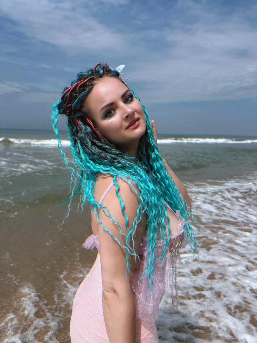 Юлия Покачалова привыкла к свету софитов, съемочным площадкам и плотному концертному графику. Но иногда даже самым активным девушкам стоит нажать на кнопку «Пауза». Поэтому в компании подруги Ольги она отправилась на Шри-Ланку. О том, каково петь русские народные песни в доме ланкийского водителя и почему на острове легко почувствовать себя отпущенной на волю птицей — в нашем материале.