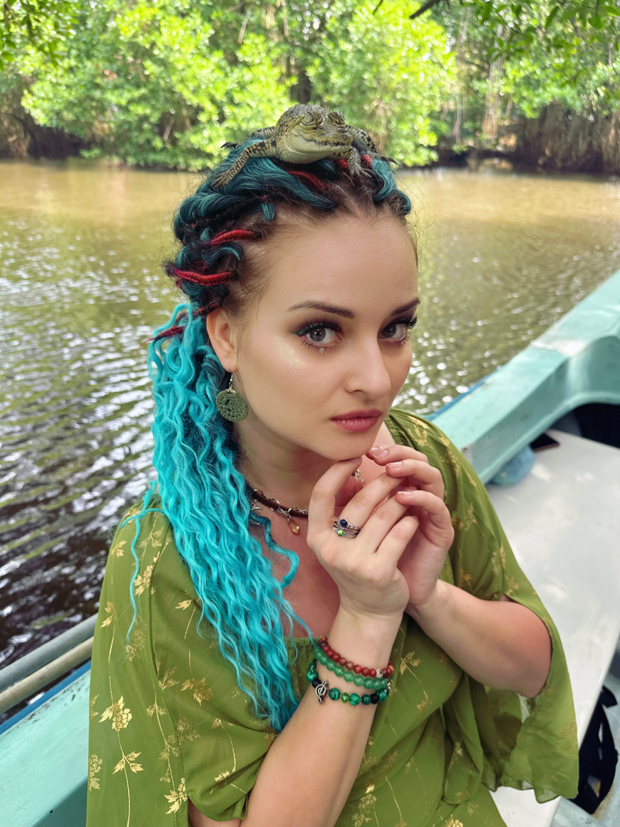 Юлия Покачалова привыкла к свету софитов, съемочным площадкам и плотному концертному графику. Но иногда даже самым активным девушкам стоит нажать на кнопку «Пауза». Поэтому в компании подруги Ольги она отправилась на Шри-Ланку. О том, каково петь русские народные песни в доме ланкийского водителя и почему на острове легко почувствовать себя отпущенной на волю птицей — в нашем материале.