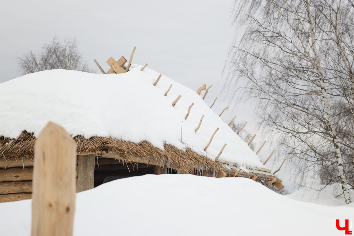 В Суздале на территории Музея деревянного зодчества строят избу бедного крестьянина XIX века. Возводят ее плотники-реконструкторы владимирской артели. Причем не только с помощью старинных инструментов, но и облачившись в аутентичную одежду. Работают они тоже по технологиям прошлого, без единого гвоздя. Журналистов «Ключ-Медиа» пригласили на необычную стройплощадку.