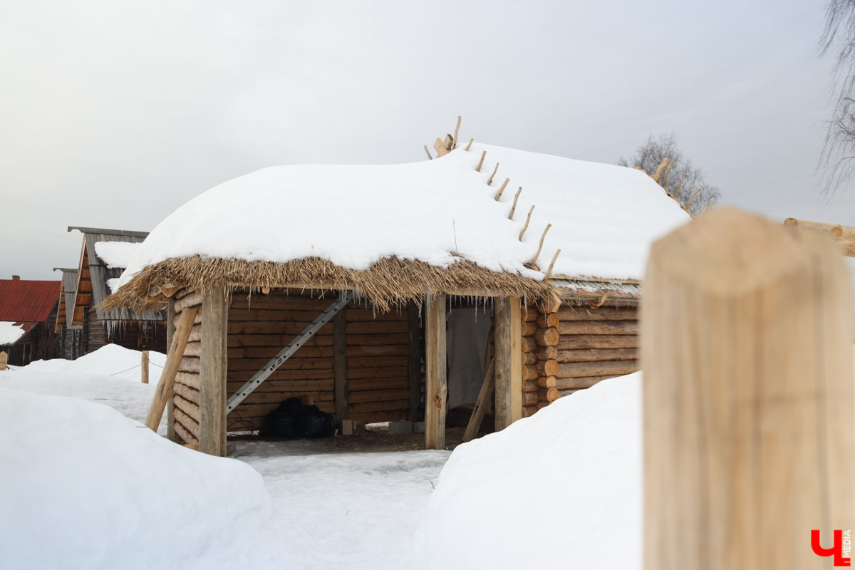 В Суздале на территории Музея деревянного зодчества строят избу бедного крестьянина XIX века. Возводят ее плотники-реконструкторы владимирской артели. Причем не только с помощью старинных инструментов, но и облачившись в аутентичную одежду. Работают они тоже по технологиям прошлого, без единого гвоздя. Журналистов «Ключ-Медиа» пригласили на необычную стройплощадку.