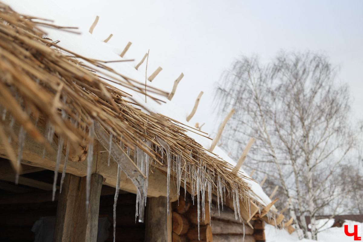 В Суздале на территории Музея деревянного зодчества строят избу бедного крестьянина XIX века. Возводят ее плотники-реконструкторы владимирской артели. Причем не только с помощью старинных инструментов, но и облачившись в аутентичную одежду. Работают они тоже по технологиям прошлого, без единого гвоздя. Журналистов «Ключ-Медиа» пригласили на необычную стройплощадку.
