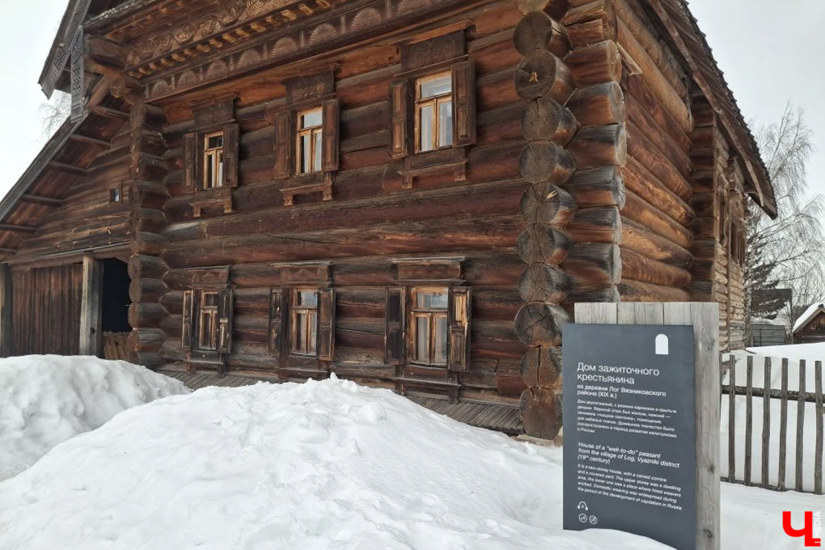 В Суздале на территории Музея деревянного зодчества строят избу бедного крестьянина XIX века. Возводят ее плотники-реконструкторы владимирской артели. Причем не только с помощью старинных инструментов, но и облачившись в аутентичную одежду. Работают они тоже по технологиям прошлого, без единого гвоздя. Журналистов «Ключ-Медиа» пригласили на необычную стройплощадку.