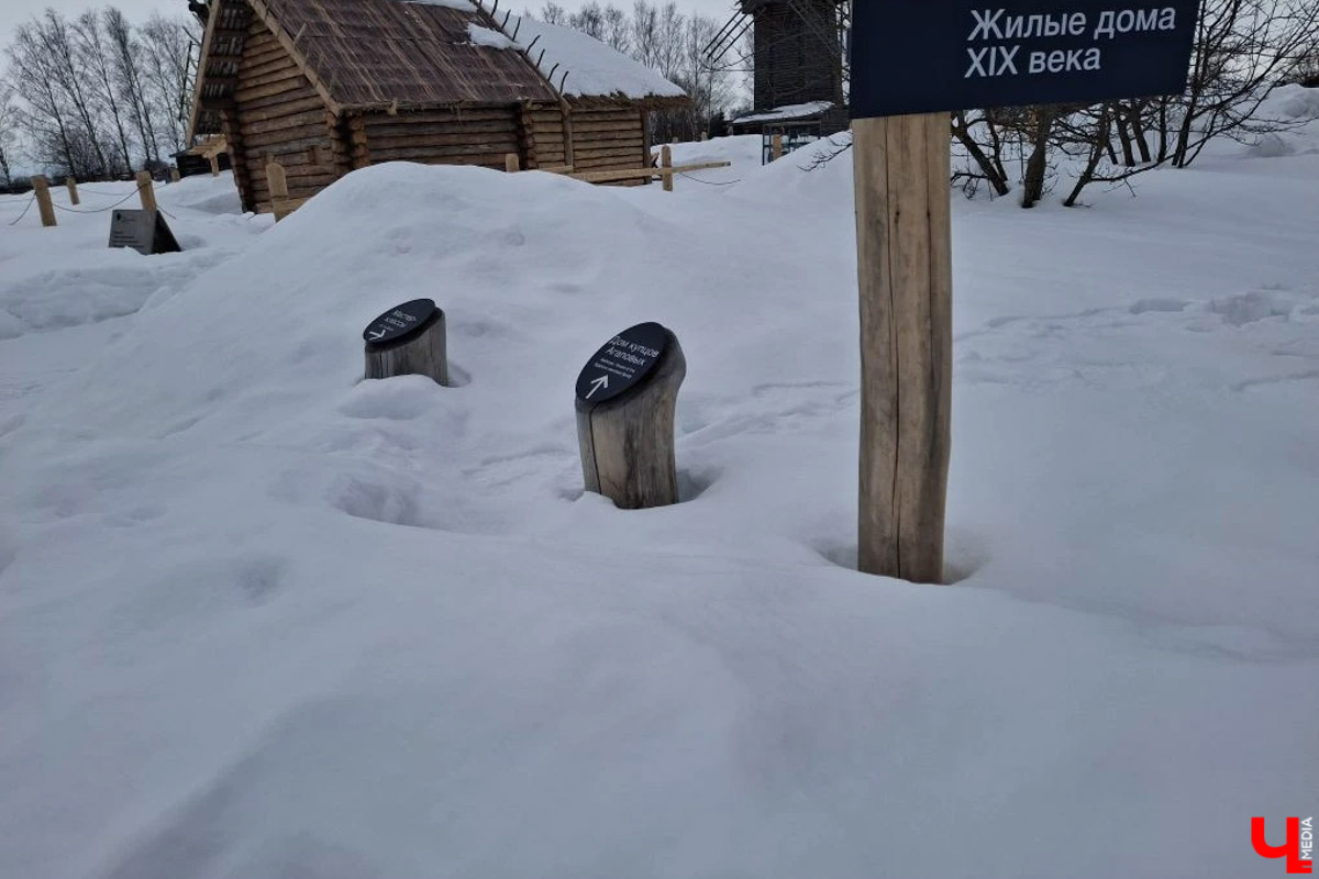 В Суздале на территории Музея деревянного зодчества строят избу бедного крестьянина XIX века. Возводят ее плотники-реконструкторы владимирской артели. Причем не только с помощью старинных инструментов, но и облачившись в аутентичную одежду. Работают они тоже по технологиям прошлого, без единого гвоздя. Журналистов «Ключ-Медиа» пригласили на необычную стройплощадку.