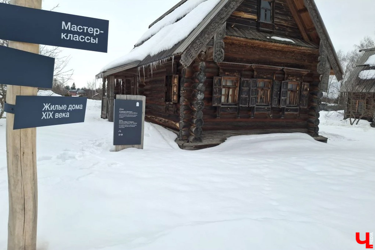 В Суздале на территории Музея деревянного зодчества строят избу бедного крестьянина XIX века. Возводят ее плотники-реконструкторы владимирской артели. Причем не только с помощью старинных инструментов, но и облачившись в аутентичную одежду. Работают они тоже по технологиям прошлого, без единого гвоздя. Журналистов «Ключ-Медиа» пригласили на необычную стройплощадку.