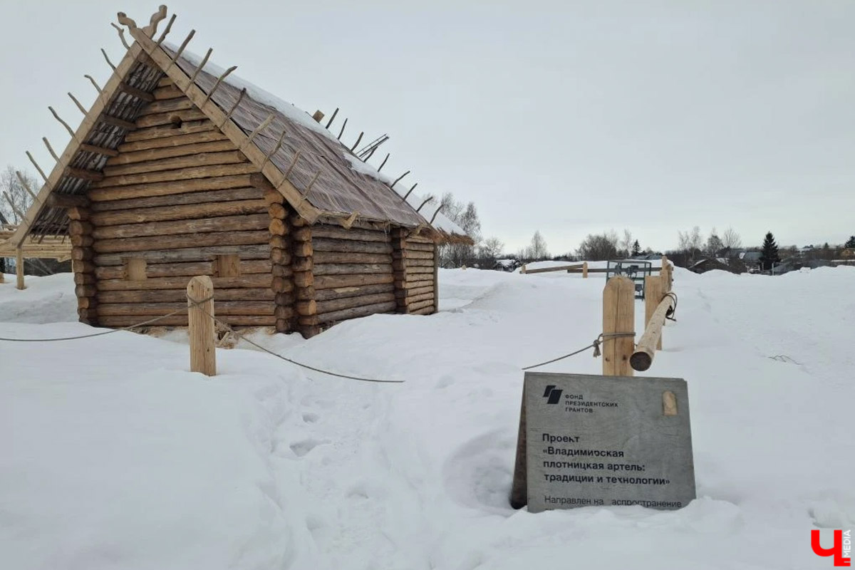 В Суздале на территории Музея деревянного зодчества строят избу бедного крестьянина XIX века. Возводят ее плотники-реконструкторы владимирской артели. Причем не только с помощью старинных инструментов, но и облачившись в аутентичную одежду. Работают они тоже по технологиям прошлого, без единого гвоздя. Журналистов «Ключ-Медиа» пригласили на необычную стройплощадку.