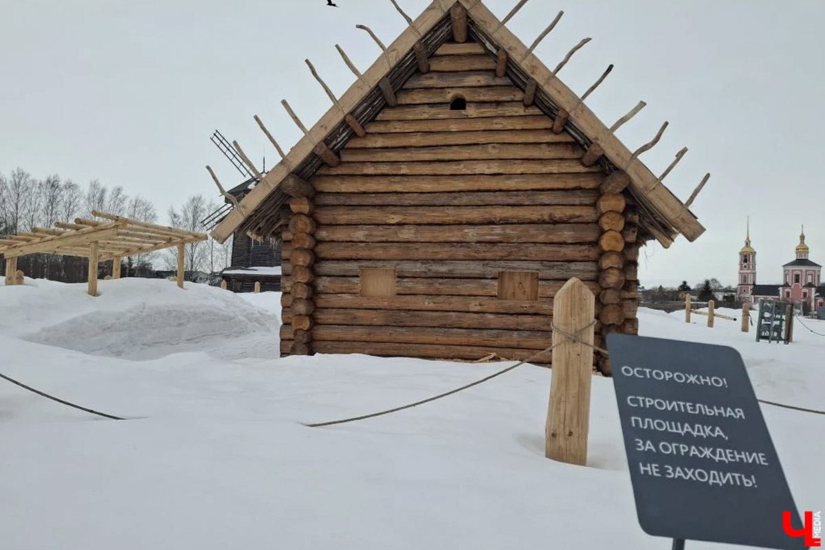 В Суздале на территории Музея деревянного зодчества строят избу бедного крестьянина XIX века. Возводят ее плотники-реконструкторы владимирской артели. Причем не только с помощью старинных инструментов, но и облачившись в аутентичную одежду. Работают они тоже по технологиям прошлого, без единого гвоздя. Журналистов «Ключ-Медиа» пригласили на необычную стройплощадку.