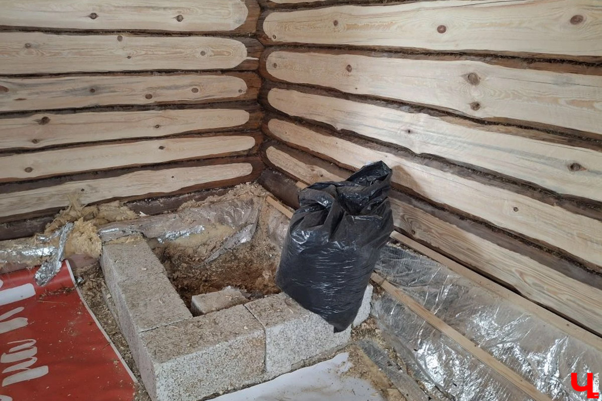 В Суздале на территории Музея деревянного зодчества строят избу бедного крестьянина XIX века. Возводят ее плотники-реконструкторы владимирской артели. Причем не только с помощью старинных инструментов, но и облачившись в аутентичную одежду. Работают они тоже по технологиям прошлого, без единого гвоздя. Журналистов «Ключ-Медиа» пригласили на необычную стройплощадку.