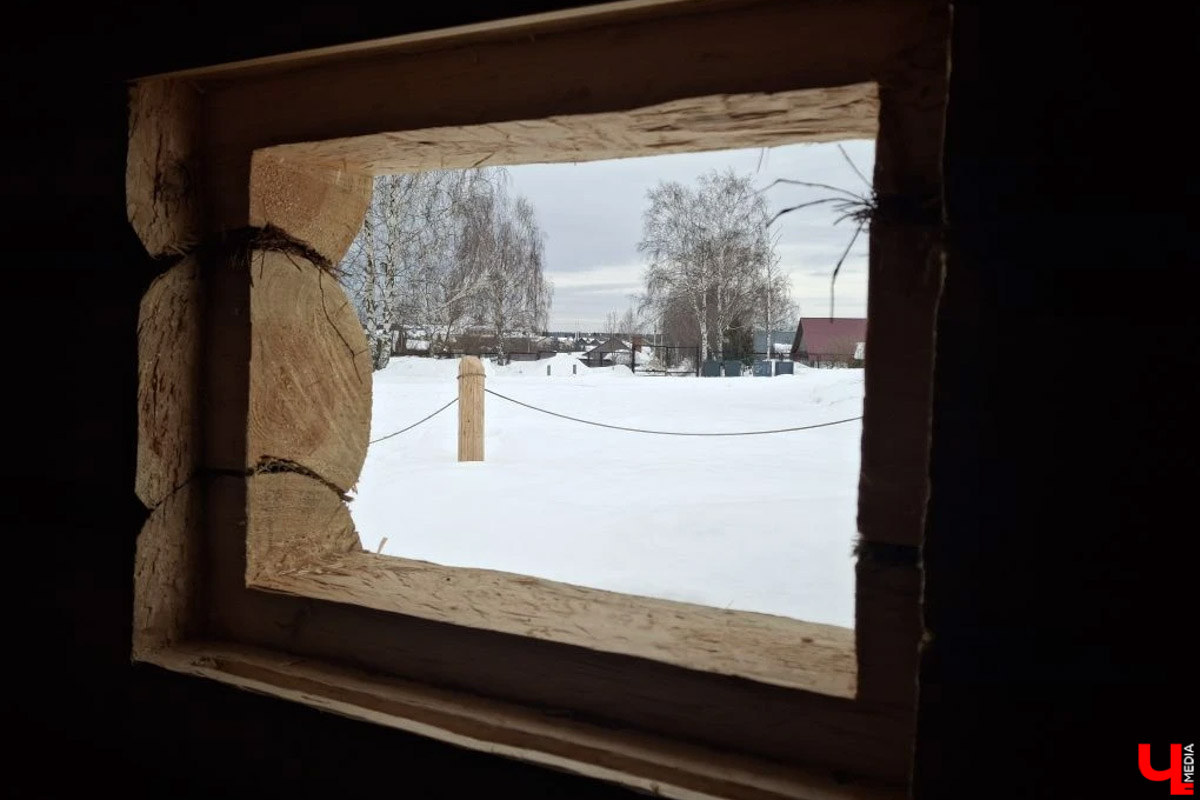 В Суздале на территории Музея деревянного зодчества строят избу бедного крестьянина XIX века. Возводят ее плотники-реконструкторы владимирской артели. Причем не только с помощью старинных инструментов, но и облачившись в аутентичную одежду. Работают они тоже по технологиям прошлого, без единого гвоздя. Журналистов «Ключ-Медиа» пригласили на необычную стройплощадку.