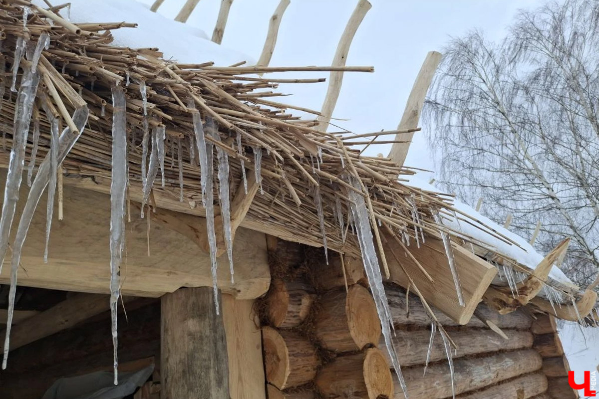 В Суздале на территории Музея деревянного зодчества строят избу бедного крестьянина XIX века. Возводят ее плотники-реконструкторы владимирской артели. Причем не только с помощью старинных инструментов, но и облачившись в аутентичную одежду. Работают они тоже по технологиям прошлого, без единого гвоздя. Журналистов «Ключ-Медиа» пригласили на необычную стройплощадку.