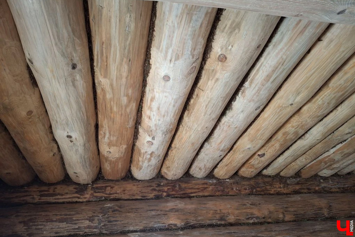 В Суздале на территории Музея деревянного зодчества строят избу бедного крестьянина XIX века. Возводят ее плотники-реконструкторы владимирской артели. Причем не только с помощью старинных инструментов, но и облачившись в аутентичную одежду. Работают они тоже по технологиям прошлого, без единого гвоздя. Журналистов «Ключ-Медиа» пригласили на необычную стройплощадку.