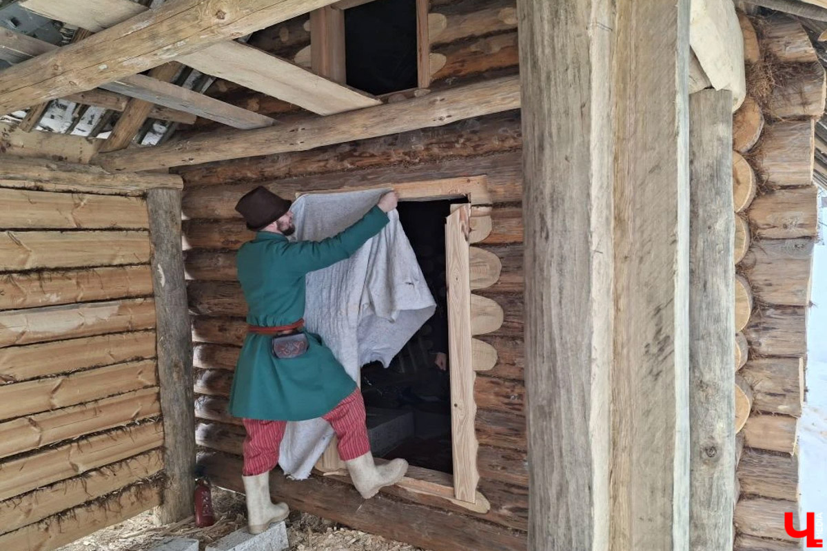 В Суздале на территории Музея деревянного зодчества строят избу бедного крестьянина XIX века. Возводят ее плотники-реконструкторы владимирской артели. Причем не только с помощью старинных инструментов, но и облачившись в аутентичную одежду. Работают они тоже по технологиям прошлого, без единого гвоздя. Журналистов «Ключ-Медиа» пригласили на необычную стройплощадку.