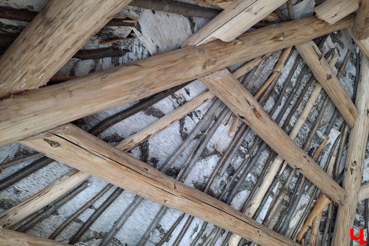 В Суздале на территории Музея деревянного зодчества строят избу бедного крестьянина XIX века. Возводят ее плотники-реконструкторы владимирской артели. Причем не только с помощью старинных инструментов, но и облачившись в аутентичную одежду. Работают они тоже по технологиям прошлого, без единого гвоздя. Журналистов «Ключ-Медиа» пригласили на необычную стройплощадку.