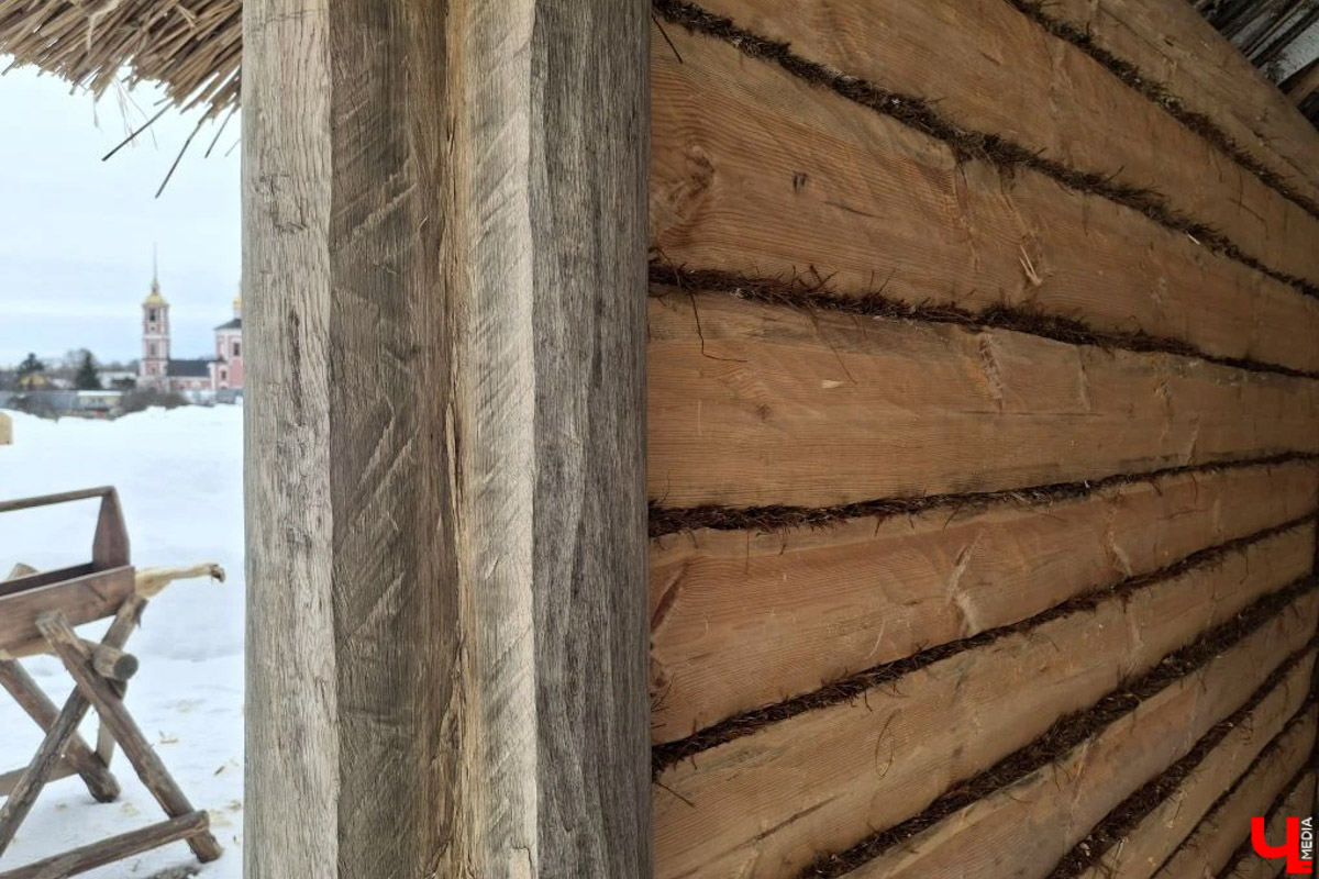 В Суздале на территории Музея деревянного зодчества строят избу бедного крестьянина XIX века. Возводят ее плотники-реконструкторы владимирской артели. Причем не только с помощью старинных инструментов, но и облачившись в аутентичную одежду. Работают они тоже по технологиям прошлого, без единого гвоздя. Журналистов «Ключ-Медиа» пригласили на необычную стройплощадку.