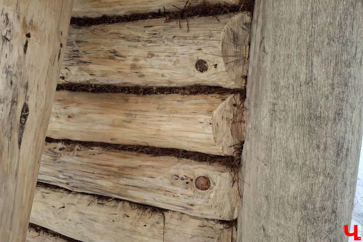 В Суздале на территории Музея деревянного зодчества строят избу бедного крестьянина XIX века. Возводят ее плотники-реконструкторы владимирской артели. Причем не только с помощью старинных инструментов, но и облачившись в аутентичную одежду. Работают они тоже по технологиям прошлого, без единого гвоздя. Журналистов «Ключ-Медиа» пригласили на необычную стройплощадку.