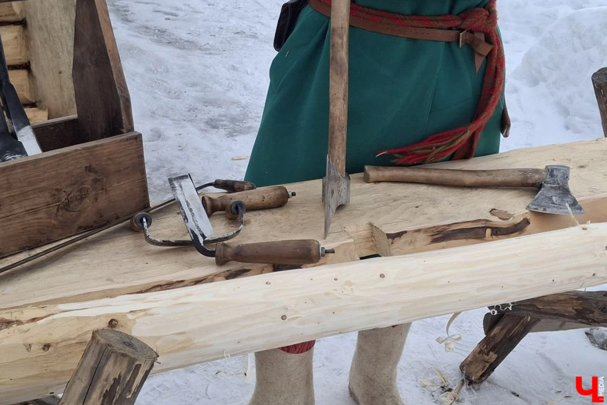 В Суздале на территории Музея деревянного зодчества строят избу бедного крестьянина XIX века. Возводят ее плотники-реконструкторы владимирской артели. Причем не только с помощью старинных инструментов, но и облачившись в аутентичную одежду. Работают они тоже по технологиям прошлого, без единого гвоздя. Журналистов «Ключ-Медиа» пригласили на необычную стройплощадку.