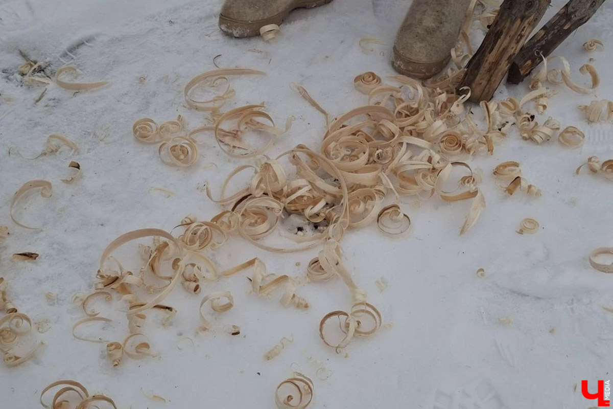 В Суздале на территории Музея деревянного зодчества строят избу бедного крестьянина XIX века. Возводят ее плотники-реконструкторы владимирской артели. Причем не только с помощью старинных инструментов, но и облачившись в аутентичную одежду. Работают они тоже по технологиям прошлого, без единого гвоздя. Журналистов «Ключ-Медиа» пригласили на необычную стройплощадку.