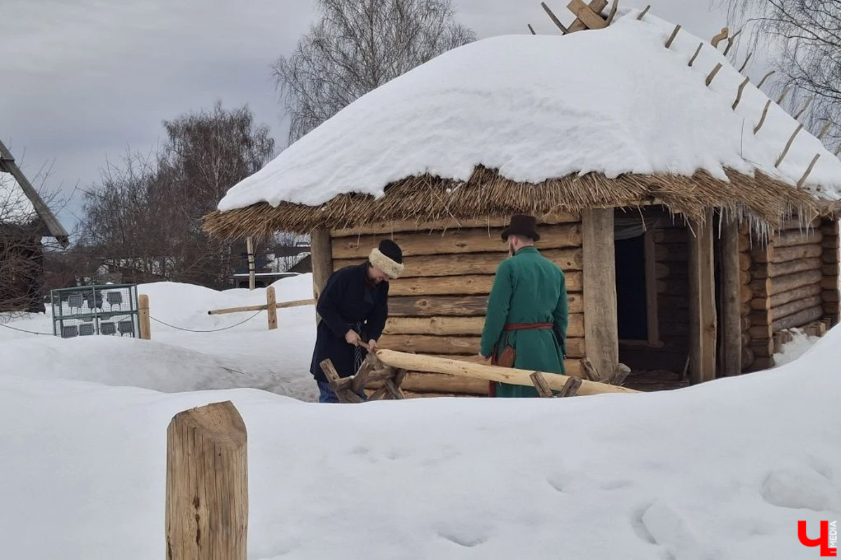 В Суздале на территории Музея деревянного зодчества строят избу бедного крестьянина XIX века. Возводят ее плотники-реконструкторы владимирской артели. Причем не только с помощью старинных инструментов, но и облачившись в аутентичную одежду. Работают они тоже по технологиям прошлого, без единого гвоздя. Журналистов «Ключ-Медиа» пригласили на необычную стройплощадку.