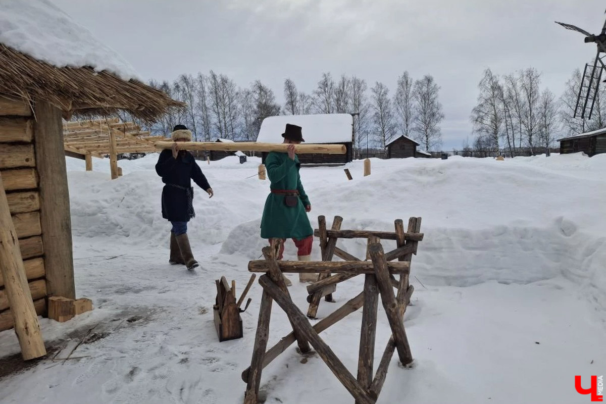 В Суздале на территории Музея деревянного зодчества строят избу бедного крестьянина XIX века. Возводят ее плотники-реконструкторы владимирской артели. Причем не только с помощью старинных инструментов, но и облачившись в аутентичную одежду. Работают они тоже по технологиям прошлого, без единого гвоздя. Журналистов «Ключ-Медиа» пригласили на необычную стройплощадку.