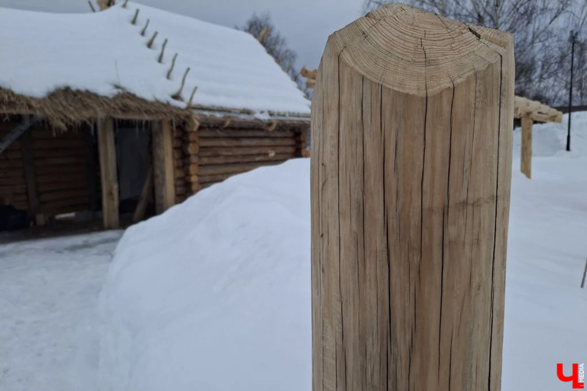 В Суздале на территории Музея деревянного зодчества строят избу бедного крестьянина XIX века. Возводят ее плотники-реконструкторы владимирской артели. Причем не только с помощью старинных инструментов, но и облачившись в аутентичную одежду. Работают они тоже по технологиям прошлого, без единого гвоздя. Журналистов «Ключ-Медиа» пригласили на необычную стройплощадку.