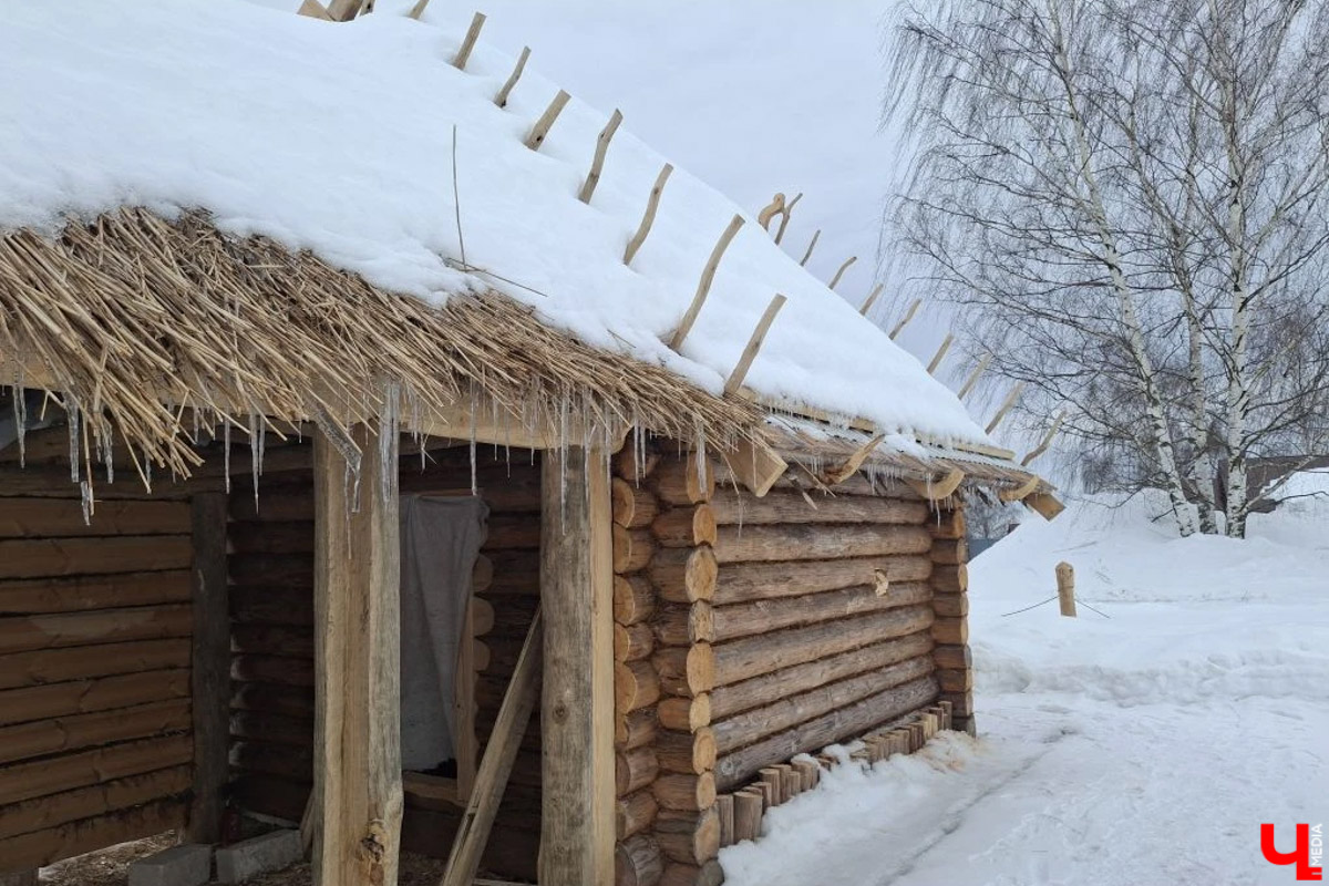 В Суздале на территории Музея деревянного зодчества строят избу бедного крестьянина XIX века. Возводят ее плотники-реконструкторы владимирской артели. Причем не только с помощью старинных инструментов, но и облачившись в аутентичную одежду. Работают они тоже по технологиям прошлого, без единого гвоздя. Журналистов «Ключ-Медиа» пригласили на необычную стройплощадку.