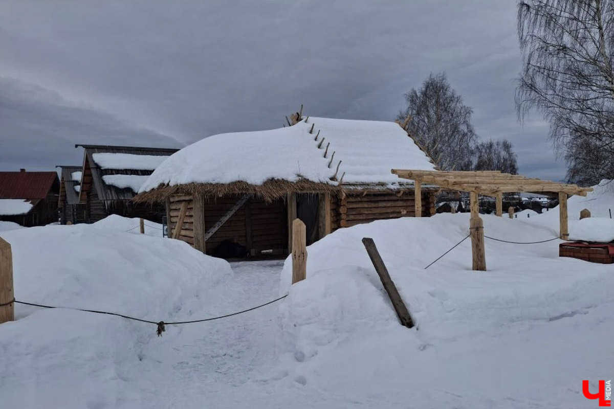В Суздале на территории Музея деревянного зодчества строят избу бедного крестьянина XIX века. Возводят ее плотники-реконструкторы владимирской артели. Причем не только с помощью старинных инструментов, но и облачившись в аутентичную одежду. Работают они тоже по технологиям прошлого, без единого гвоздя. Журналистов «Ключ-Медиа» пригласили на необычную стройплощадку.