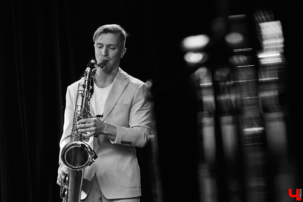 Звуки саксофона — одни из самых приятных слуху. Мастерски их извлекает Михаил Сухарев. Повесив на шею блестящий голос джаза, владимирец способен заворожить прекрасный пол, впрочем, не оставив равнодушными и мужчин. Как ему удалось овладеть этой магией, выяснил «Ключ-Медиа».