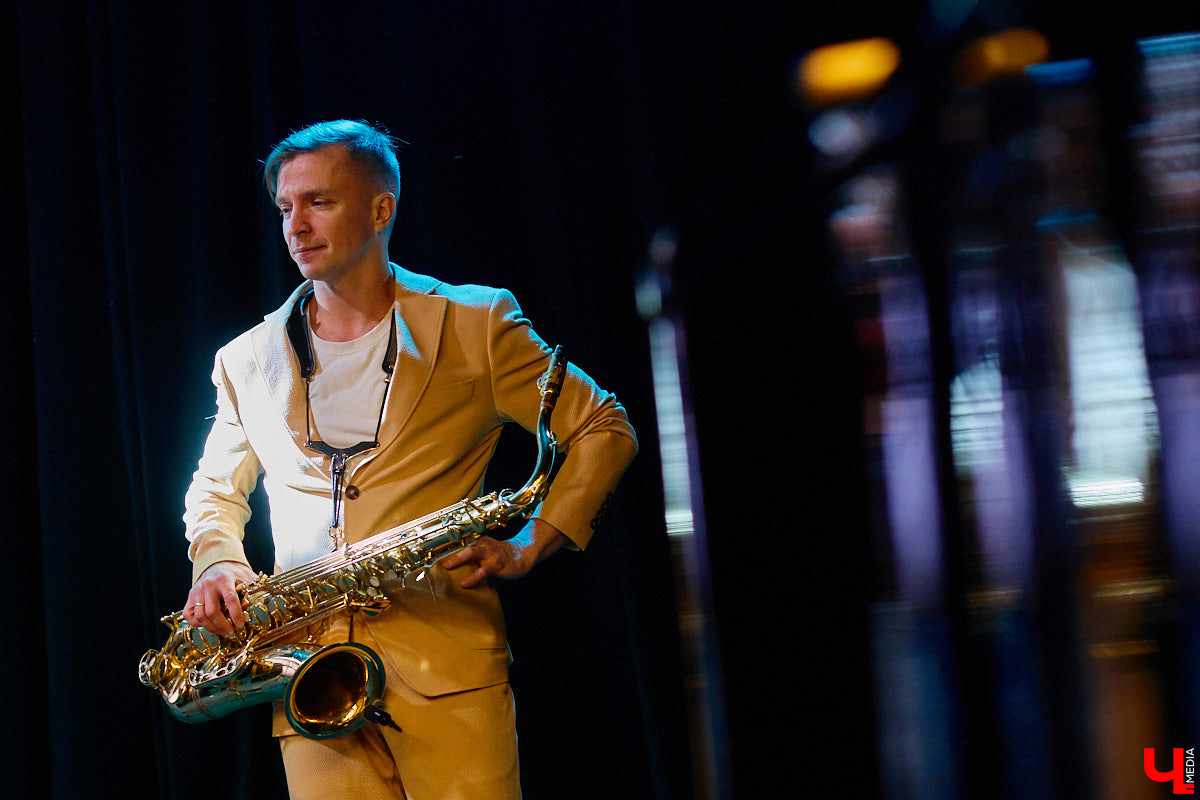 Звуки саксофона — одни из самых приятных слуху. Мастерски их извлекает Михаил Сухарев. Повесив на шею блестящий голос джаза, владимирец способен заворожить прекрасный пол, впрочем, не оставив равнодушными и мужчин. Как ему удалось овладеть этой магией, выяснил «Ключ-Медиа».