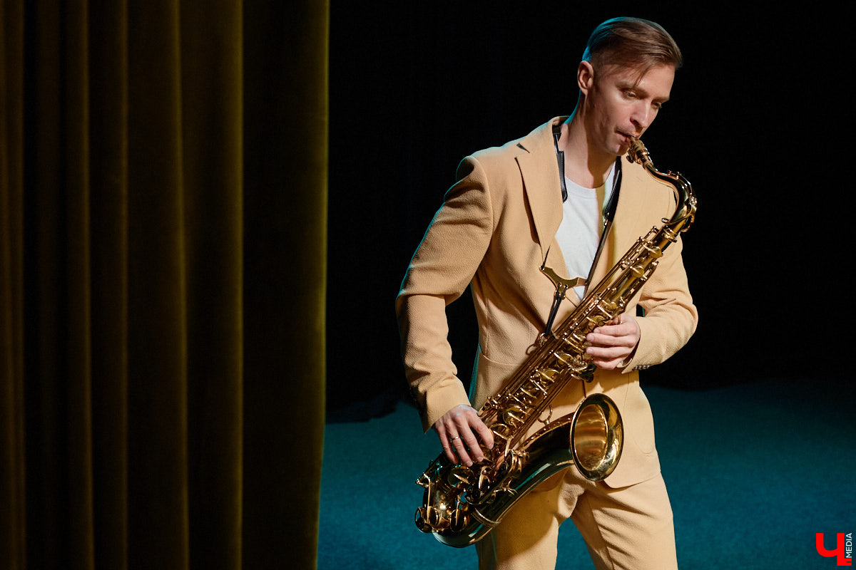 Звуки саксофона — одни из самых приятных слуху. Мастерски их извлекает Михаил Сухарев. Повесив на шею блестящий голос джаза, владимирец способен заворожить прекрасный пол, впрочем, не оставив равнодушными и мужчин. Как ему удалось овладеть этой магией, выяснил «Ключ-Медиа».