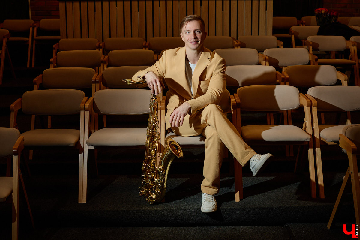 Звуки саксофона — одни из самых приятных слуху. Мастерски их извлекает Михаил Сухарев. Повесив на шею блестящий голос джаза, владимирец способен заворожить прекрасный пол, впрочем, не оставив равнодушными и мужчин. Как ему удалось овладеть этой магией, выяснил «Ключ-Медиа».