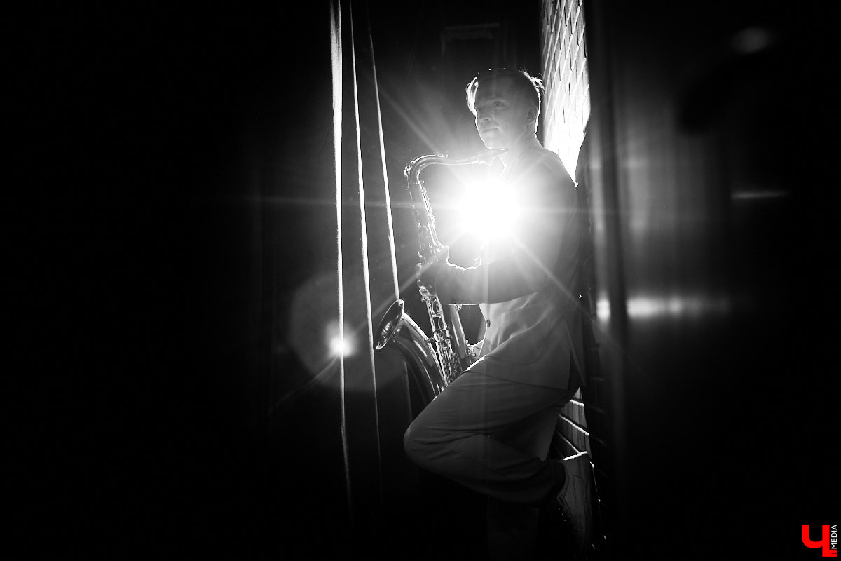 Звуки саксофона — одни из самых приятных слуху. Мастерски их извлекает Михаил Сухарев. Повесив на шею блестящий голос джаза, владимирец способен заворожить прекрасный пол, впрочем, не оставив равнодушными и мужчин. Как ему удалось овладеть этой магией, выяснил «Ключ-Медиа».