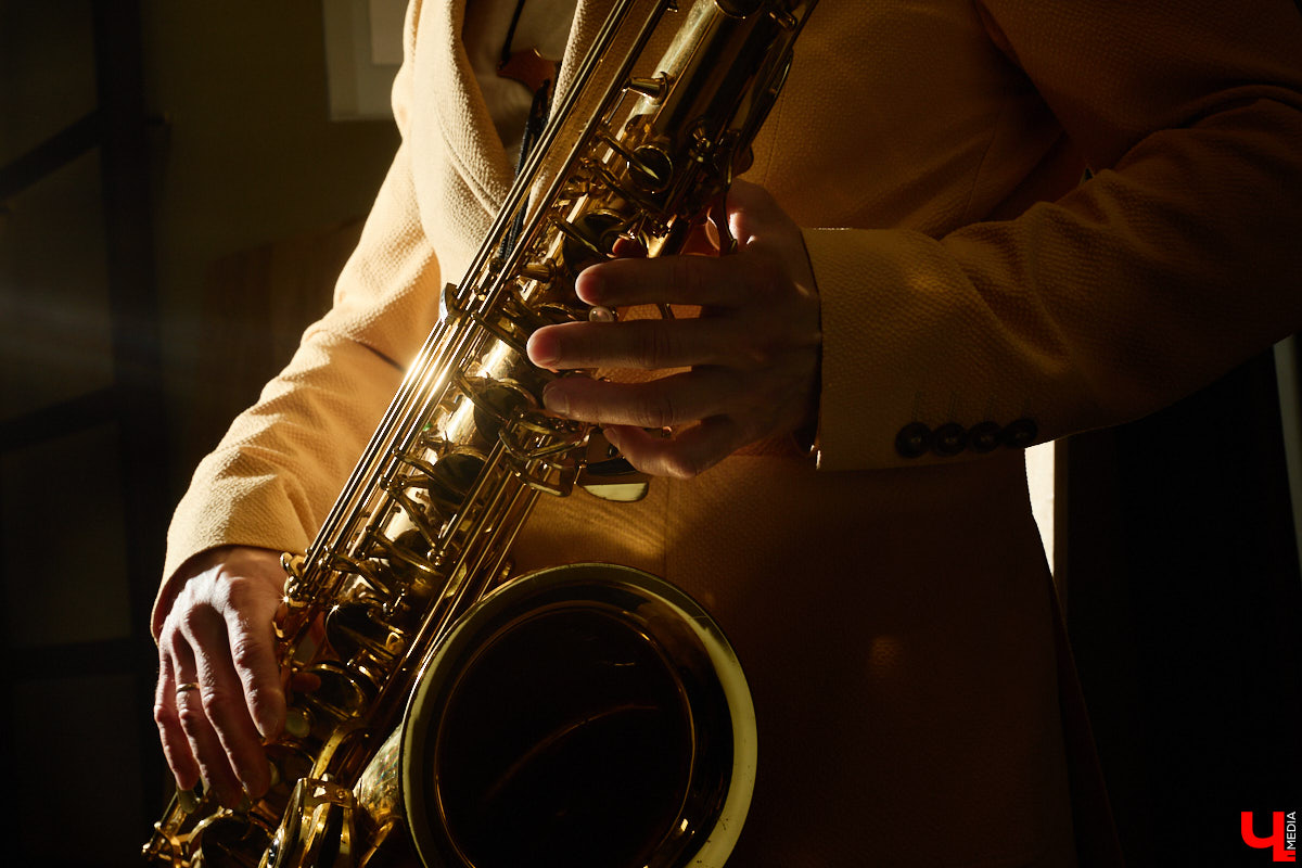 Звуки саксофона — одни из самых приятных слуху. Мастерски их извлекает Михаил Сухарев. Повесив на шею блестящий голос джаза, владимирец способен заворожить прекрасный пол, впрочем, не оставив равнодушными и мужчин. Как ему удалось овладеть этой магией, выяснил «Ключ-Медиа».