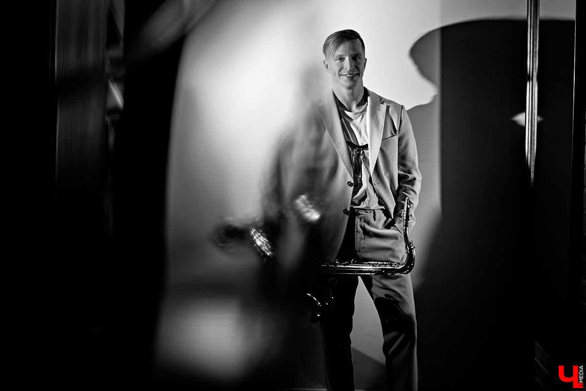 Звуки саксофона — одни из самых приятных слуху. Мастерски их извлекает Михаил Сухарев. Повесив на шею блестящий голос джаза, владимирец способен заворожить прекрасный пол, впрочем, не оставив равнодушными и мужчин. Как ему удалось овладеть этой магией, выяснил «Ключ-Медиа».