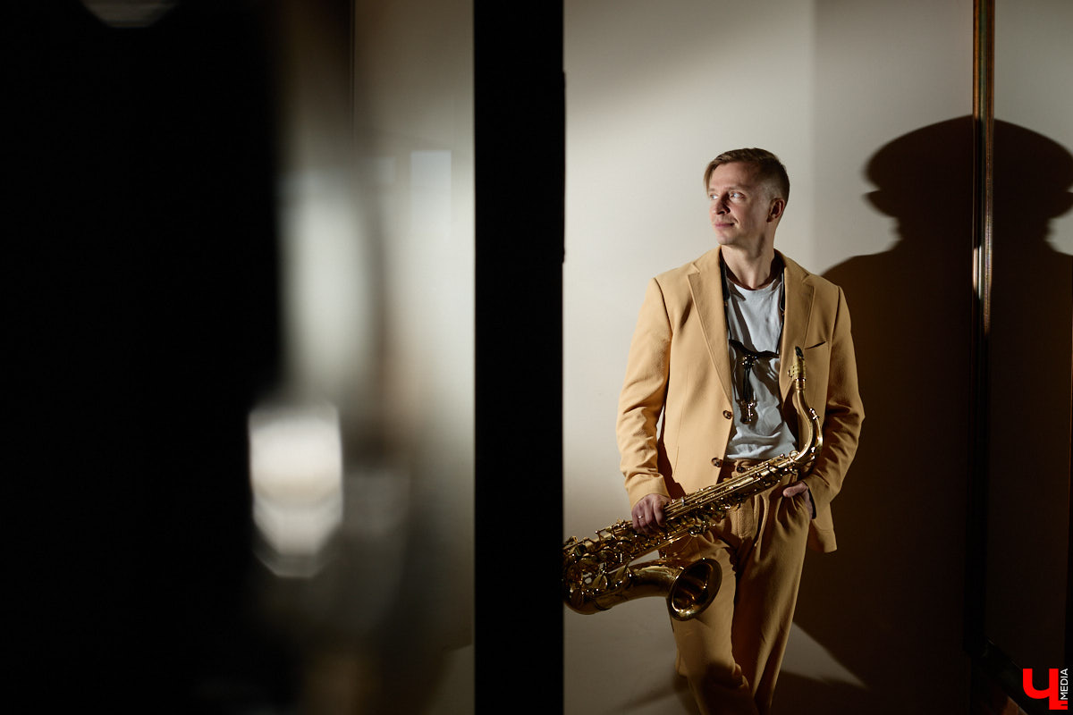 Звуки саксофона — одни из самых приятных слуху. Мастерски их извлекает Михаил Сухарев. Повесив на шею блестящий голос джаза, владимирец способен заворожить прекрасный пол, впрочем, не оставив равнодушными и мужчин. Как ему удалось овладеть этой магией, выяснил «Ключ-Медиа».