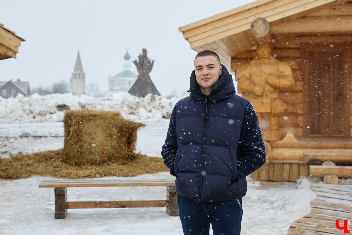 В весенние праздничные выходные гостей суздальского аквапарка сюрпризы ждали уже на входе. Сам царь-батюшка в короне набекрень радушно приветствовал всех, кто пожаловал в его волшебное государство. Но главными героями разудалых гуляний стали пять бань — новеньких, еще пахнущих деревом срубов. У каждой — свои имя, история, жар и дух.