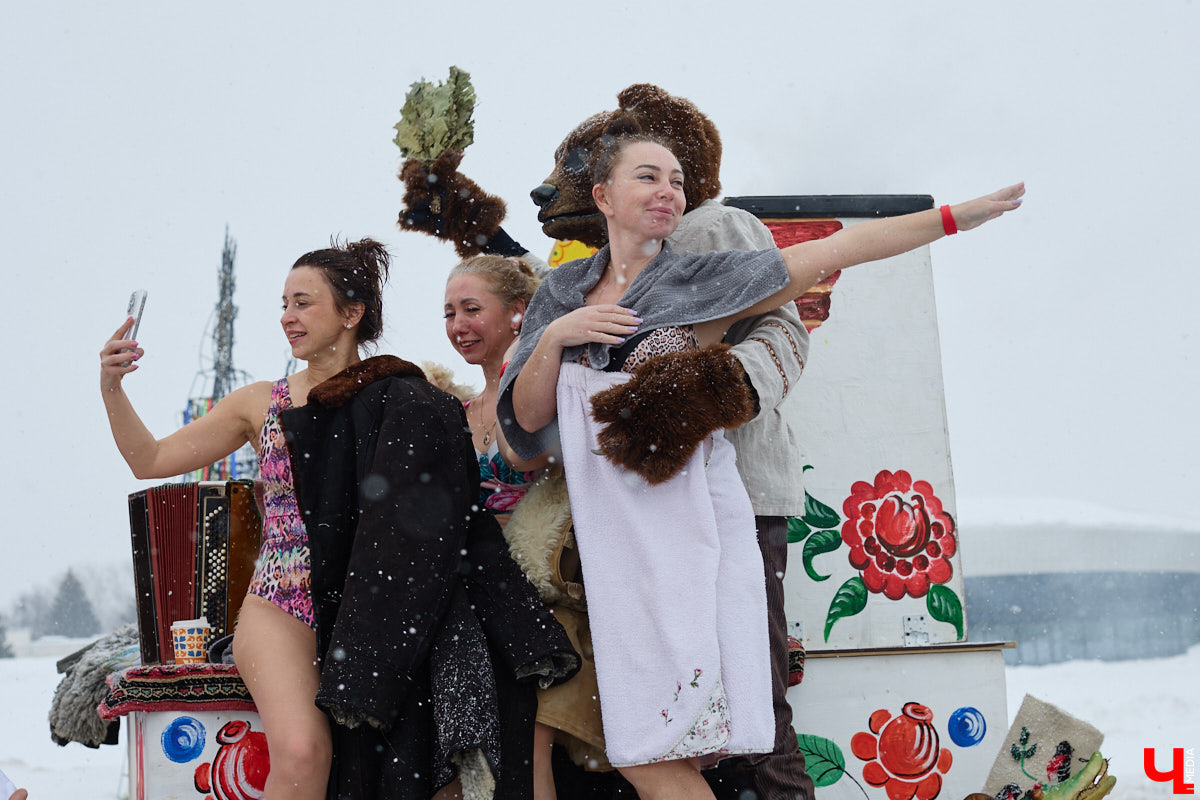 В весенние праздничные выходные гостей суздальского аквапарка сюрпризы ждали уже на входе. Сам царь-батюшка в короне набекрень радушно приветствовал всех, кто пожаловал в его волшебное государство. Но главными героями разудалых гуляний стали пять бань — новеньких, еще пахнущих деревом срубов. У каждой — свои имя, история, жар и дух.