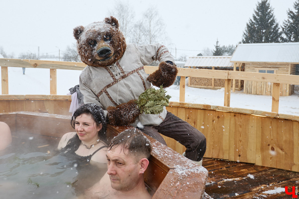 В весенние праздничные выходные гостей суздальского аквапарка сюрпризы ждали уже на входе. Сам царь-батюшка в короне набекрень радушно приветствовал всех, кто пожаловал в его волшебное государство. Но главными героями разудалых гуляний стали пять бань — новеньких, еще пахнущих деревом срубов. У каждой — свои имя, история, жар и дух.
