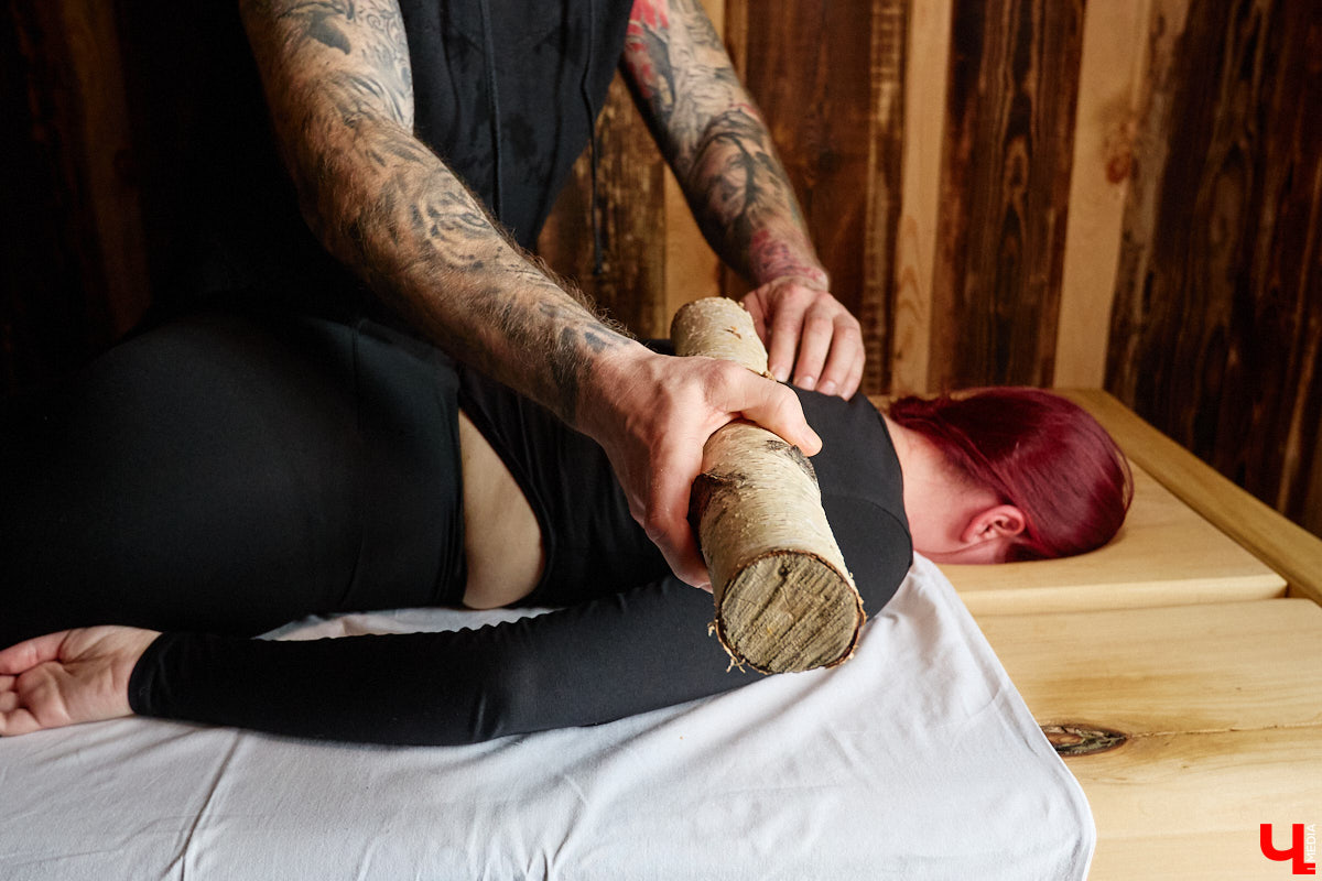 В весенние праздничные выходные гостей суздальского аквапарка сюрпризы ждали уже на входе. Сам царь-батюшка в короне набекрень радушно приветствовал всех, кто пожаловал в его волшебное государство. Но главными героями разудалых гуляний стали пять бань — новеньких, еще пахнущих деревом срубов. У каждой — свои имя, история, жар и дух.