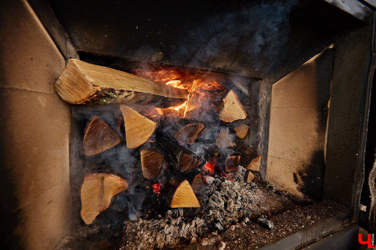 В весенние праздничные выходные гостей суздальского аквапарка сюрпризы ждали уже на входе. Сам царь-батюшка в короне набекрень радушно приветствовал всех, кто пожаловал в его волшебное государство. Но главными героями разудалых гуляний стали пять бань — новеньких, еще пахнущих деревом срубов. У каждой — свои имя, история, жар и дух.