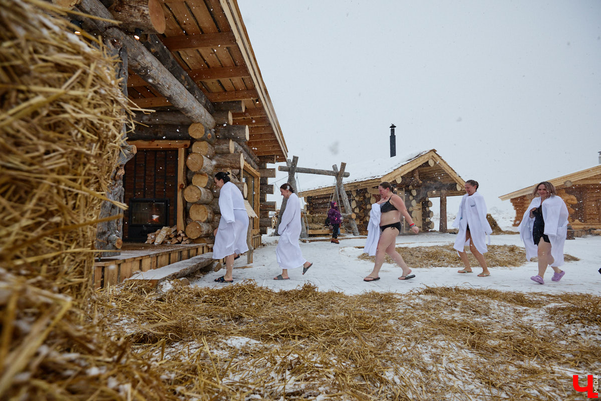 В весенние праздничные выходные гостей суздальского аквапарка сюрпризы ждали уже на входе. Сам царь-батюшка в короне набекрень радушно приветствовал всех, кто пожаловал в его волшебное государство. Но главными героями разудалых гуляний стали пять бань — новеньких, еще пахнущих деревом срубов. У каждой — свои имя, история, жар и дух.
