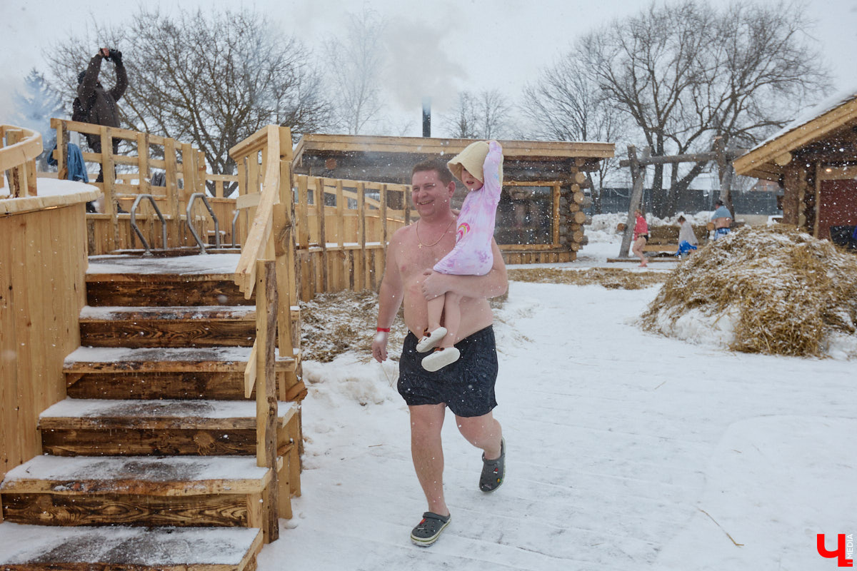 В весенние праздничные выходные гостей суздальского аквапарка сюрпризы ждали уже на входе. Сам царь-батюшка в короне набекрень радушно приветствовал всех, кто пожаловал в его волшебное государство. Но главными героями разудалых гуляний стали пять бань — новеньких, еще пахнущих деревом срубов. У каждой — свои имя, история, жар и дух.