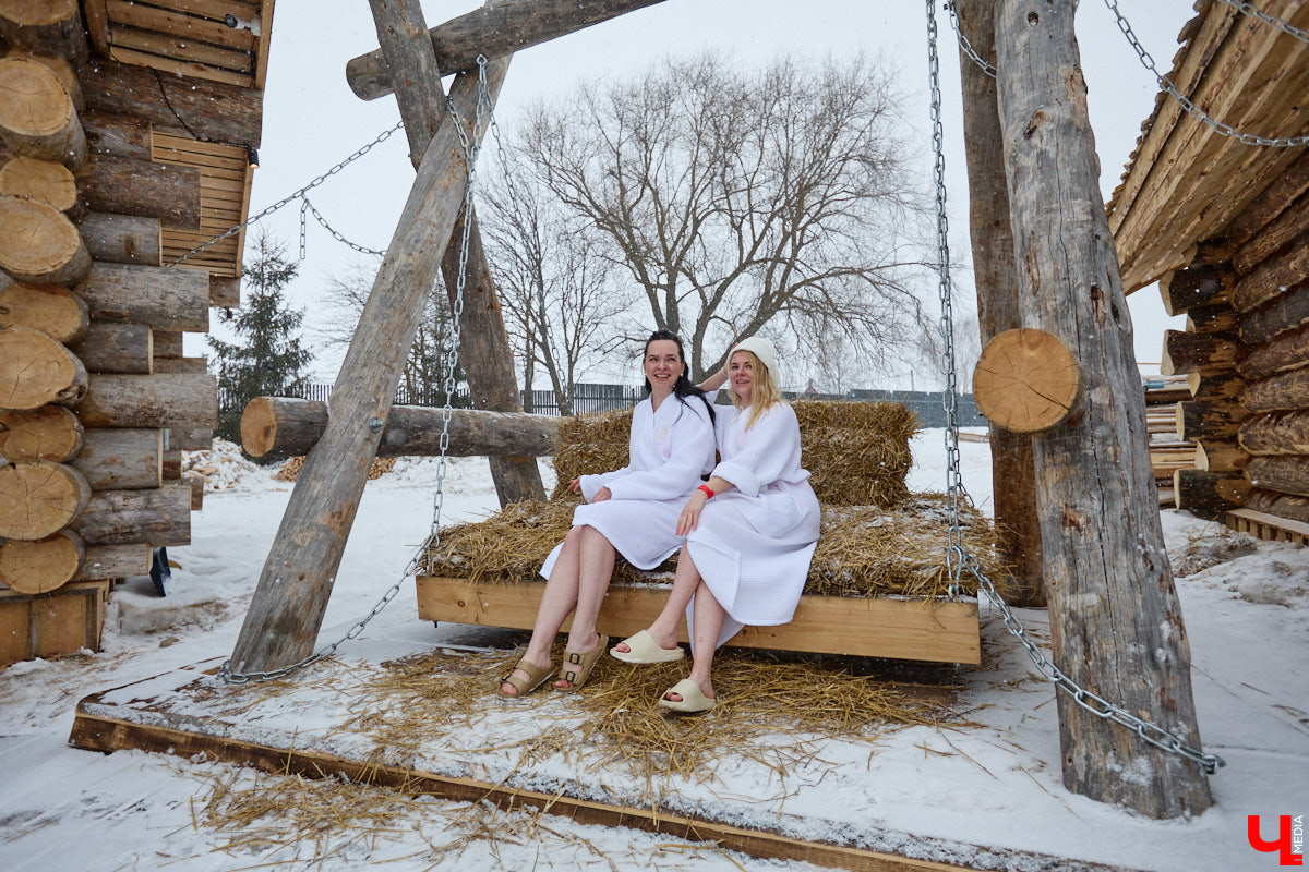 В весенние праздничные выходные гостей суздальского аквапарка сюрпризы ждали уже на входе. Сам царь-батюшка в короне набекрень радушно приветствовал всех, кто пожаловал в его волшебное государство. Но главными героями разудалых гуляний стали пять бань — новеньких, еще пахнущих деревом срубов. У каждой — свои имя, история, жар и дух.